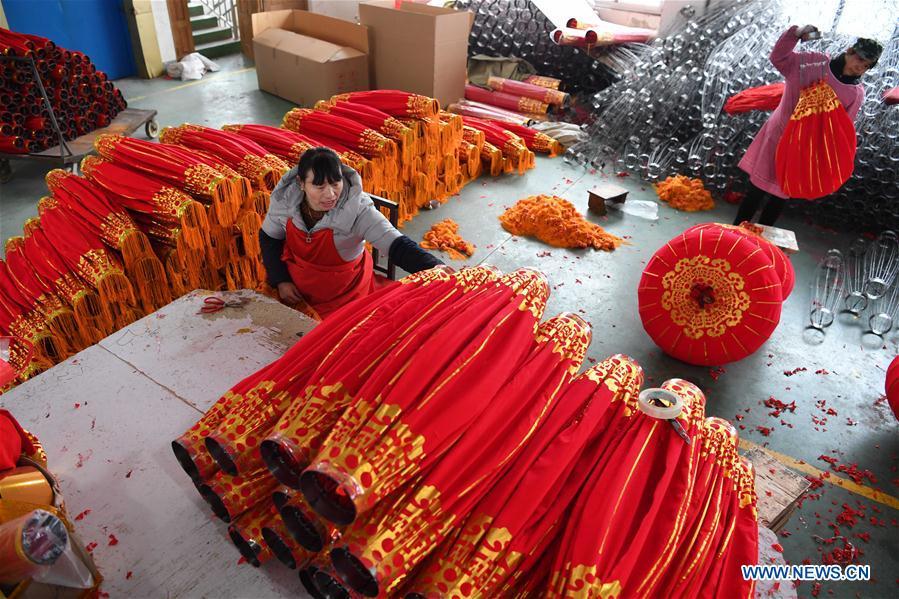 People make red lanterns for Chinese Lunar New Year(1/9)
