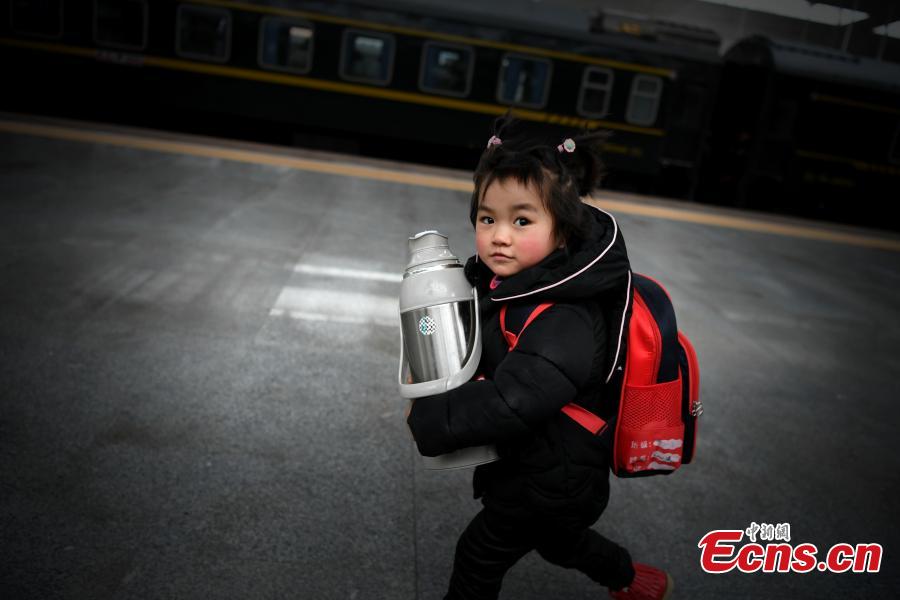 Children in long journey home for Spring Festival (1/17)