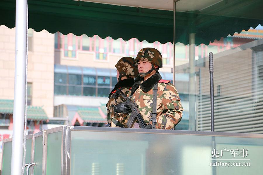 Armed police face long days safeguarding Spring Festival travel rush(1/6)