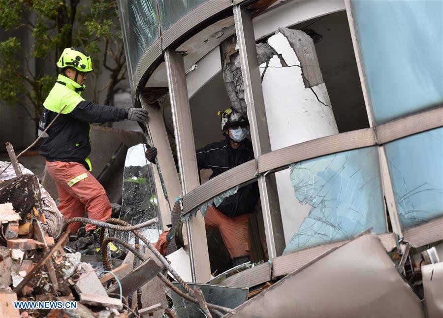 4 mainland tourists die in Taiwan earthquake, 5 trapped(1/5)