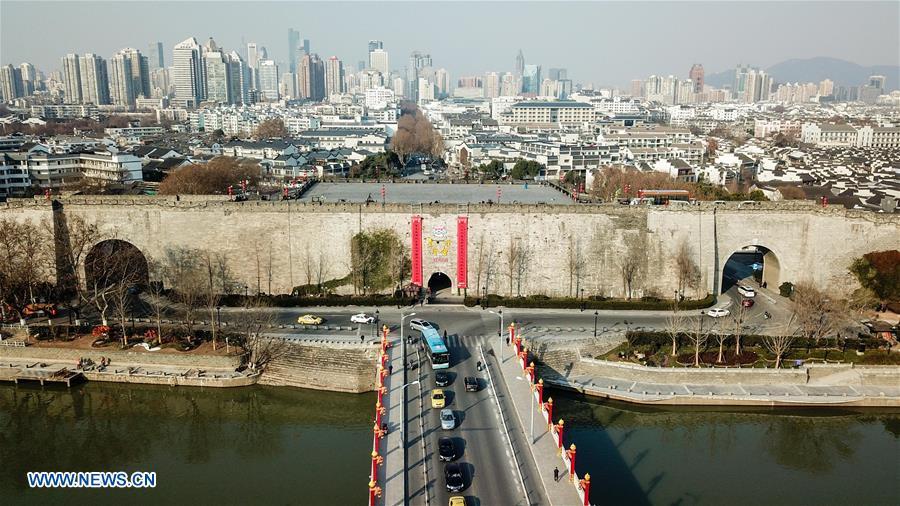 Couplets hung on ancient city gates in Nanjing to welcome Spring Festival(1/6)