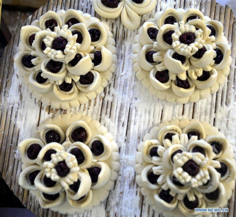 Steamed buns made to convey meaning of better life during Spring Festival(1/4)
