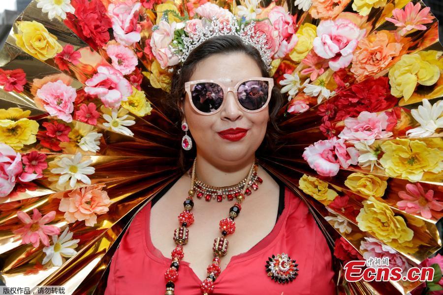 Celebrants show off their best bonnets in New York festival(1/6)