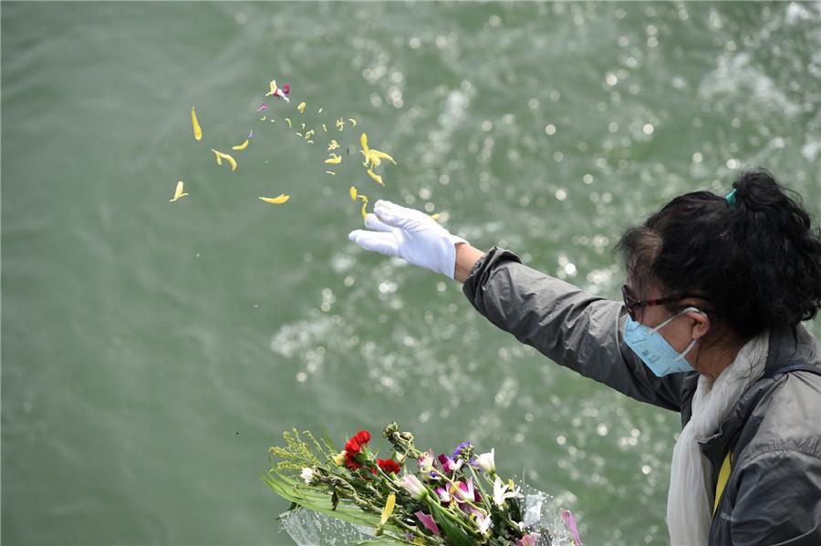 Ship purpose-built for sea burial fulfills first mission(1/3)