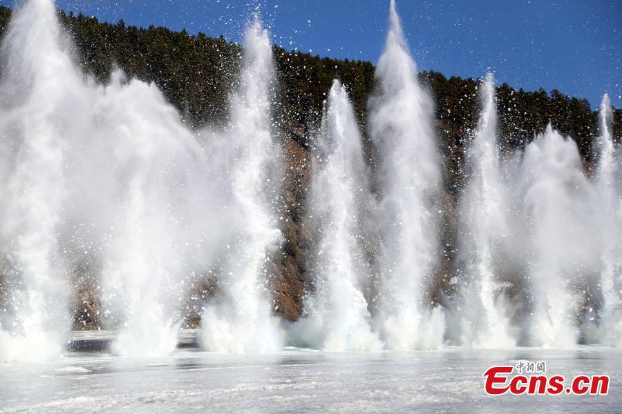 Explosion prevents ice jam in NE China(1/5)