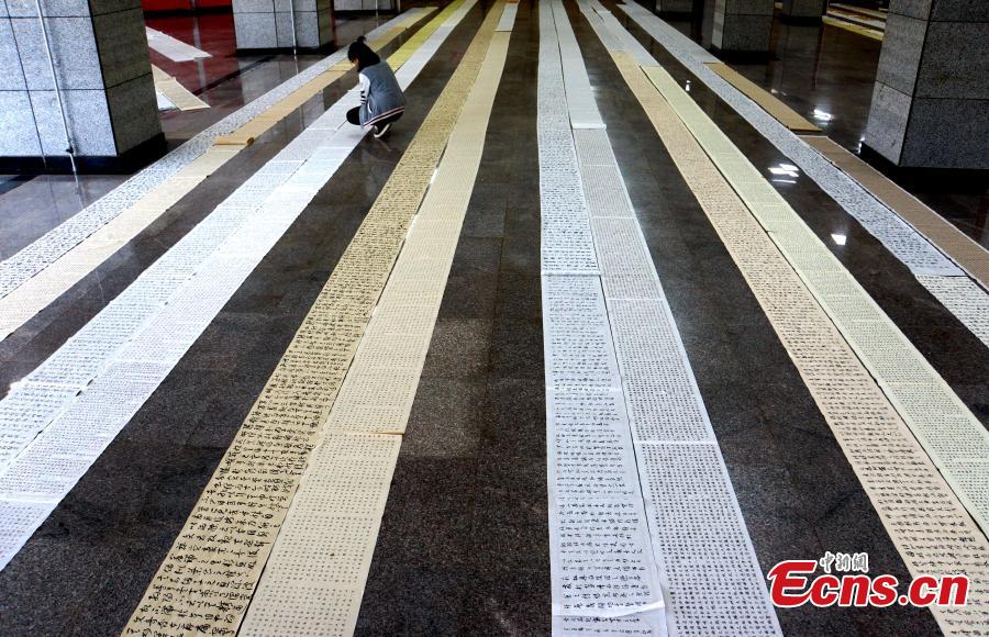 The hand-writing homework of students from the Yu Youren Calligraphy School is on display in a hall at Xianyang Normal University in Xianyang City, Northwest China\'s Shaanxi Province, April 9, 2018. Students were required to finish calligraphy writing of 20,000 Chinese characters during their one-month winter vacation. The school said it aims to foster a habit for students to write calligraphy. (Photo: China News Service/Zhang Yuan)