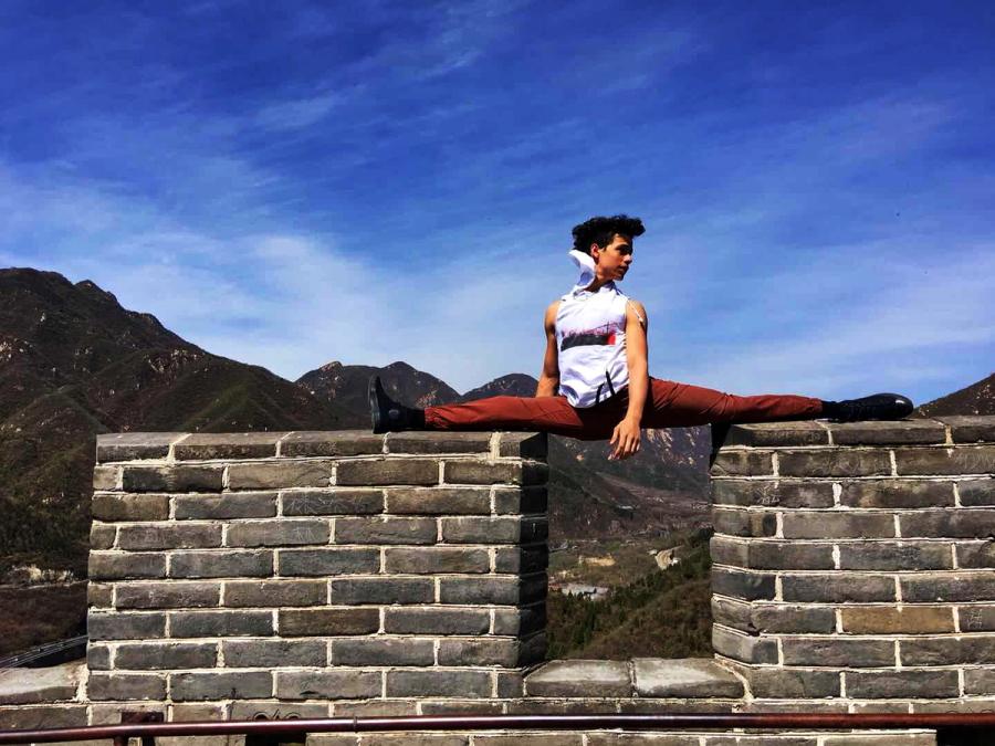 U.S. teenagers strike dance poses along the Great Wall(1/4)