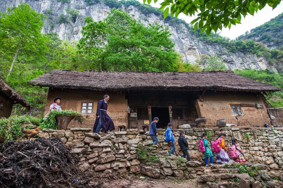 Guizhou teacher escorts students climbing a cliff to school for 31 years(1/6)
