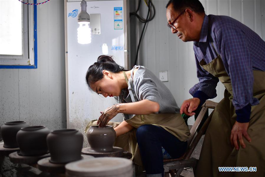 Ru porcelain making in China's Henan(1/9)