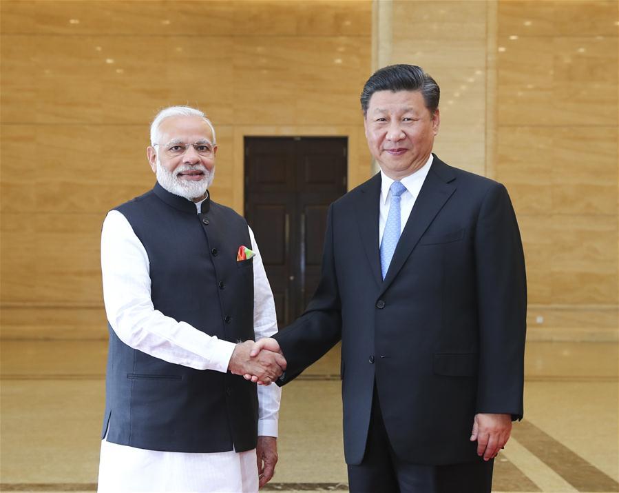 Xi meets Modi to discuss China-India ties(1/3)