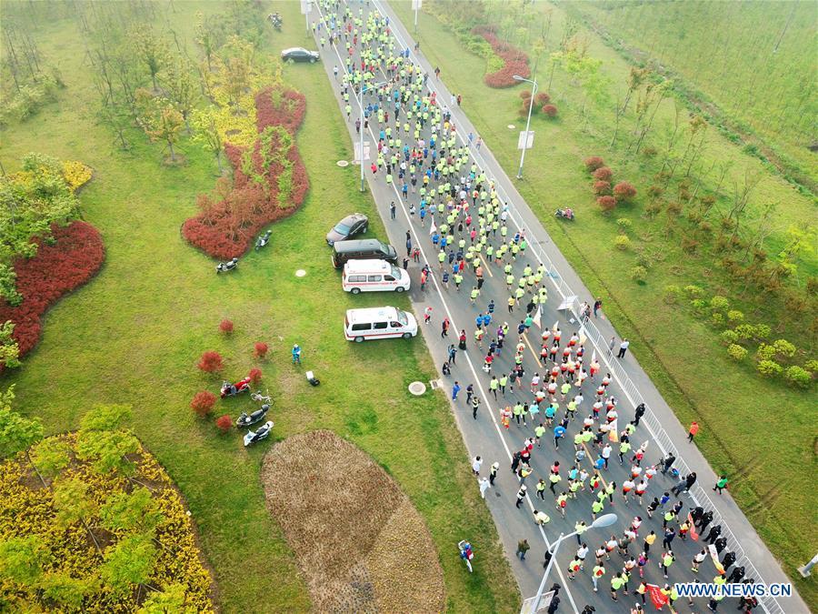People enjoy Labor Day holiday across China(1/6)