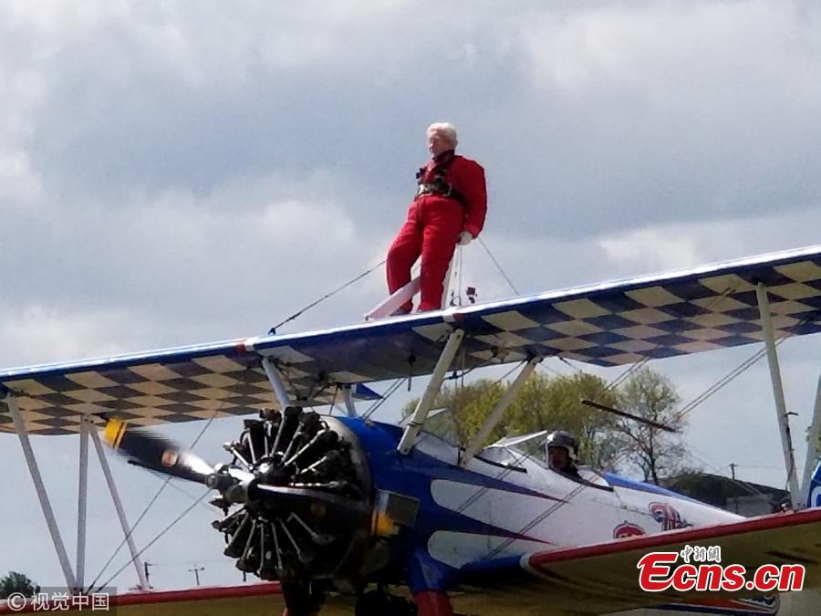 91-year-old granny breaks wingwalk world record in Rendcomb(1/3)