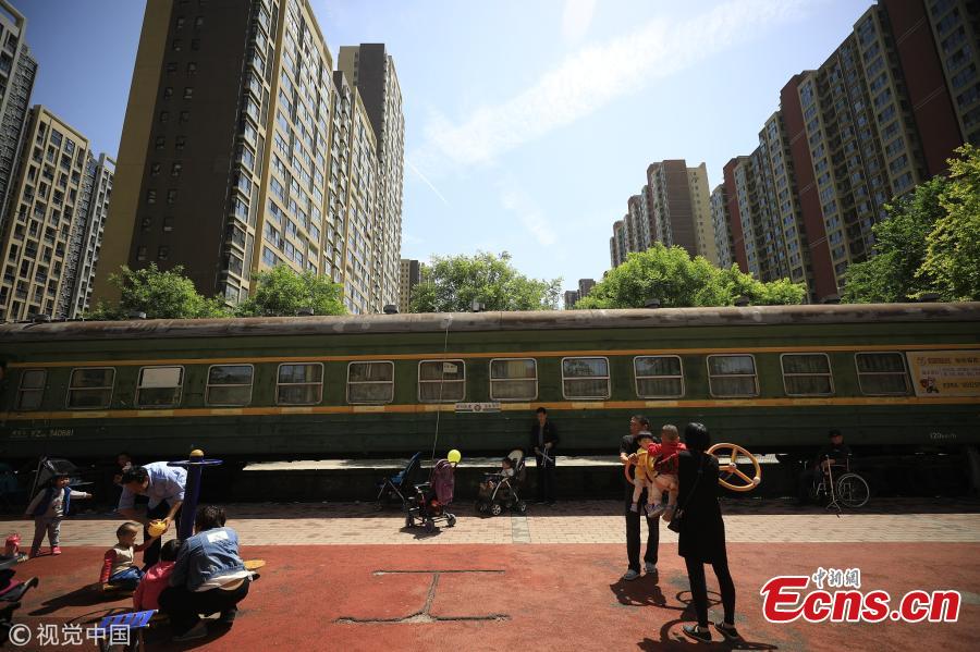 Train-turned store attracts visitors (1/3)