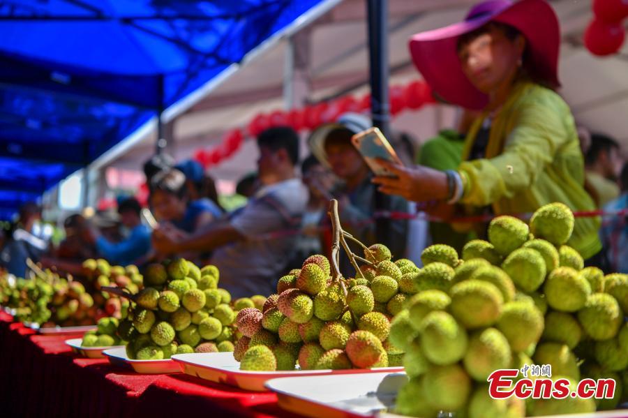 3.2 kg of lychee sold for 99,000 yuan in contest(1/4)