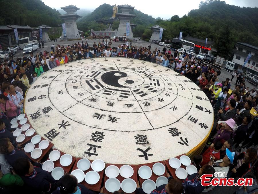 10,000 visitors share 3.5-ton Tai Chi tofu(1/5)