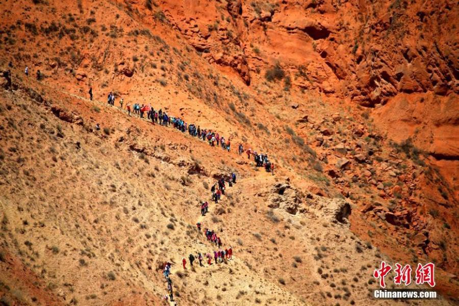 800 outdoor enthusiasts challenge Danxia landform (1/5)