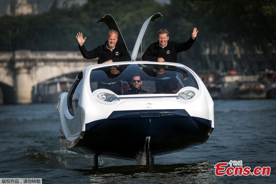 Flying taxi takes to River Seine(1/3)