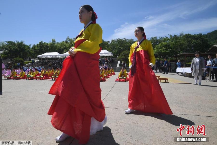 South Korean students attend a traditional coming-of-age ceremony in Seoul, May 21, 2018. Every year on the third Monday in May, South Koreans celebrate the coming-of-age ceremony for young men and women. (Photo/Agencies)