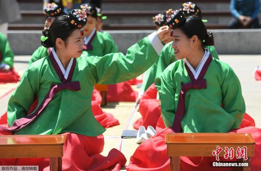South Korean students attend a traditional coming-of-age ceremony in Seoul, May 21, 2018. Every year on the third Monday in May, South Koreans celebrate the coming-of-age ceremony for young men and women. (Photo/Agencies)