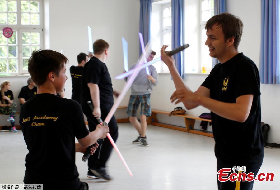 Young people perform during a training session at the \'Jedi Academy Cham\' in Loibling near Cham, Germany, May 19, 2018. The \'Jedi Academy\' is the only registered lightsaber show fight school in Germany. (Photo/Agencies)