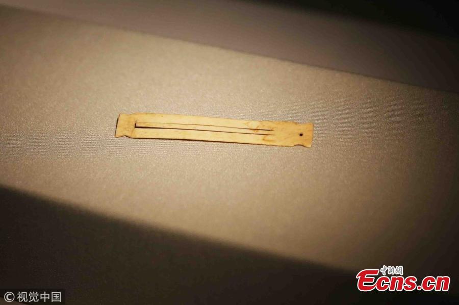 A mouth harp made of bone is on display at the Xi′an Conservatory of Music in Xian City, Northwest China’s Shaanxi Province, May 21, 2018. The musical instrument excavated from the Shimao ruins in Shenmu City measures about 9 centimeters long by 1 centimeter wide and is 2 millimeters thick. It is estimated to have been made 4,000 years ago. Some 20 such mouth harps made of bone were found at the ruins. (Photo/VCG)