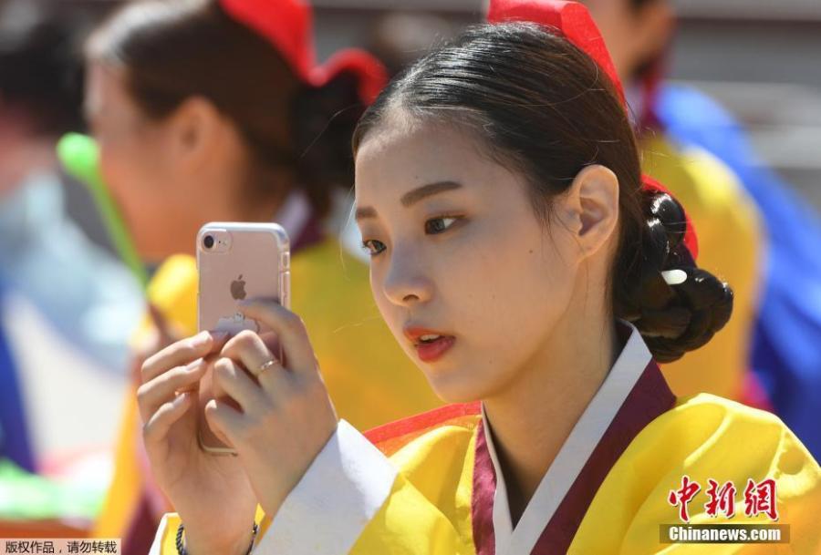 South Korean students attend a traditional coming-of-age ceremony in Seoul, May 21, 2018. Every year on the third Monday in May, South Koreans celebrate the coming-of-age ceremony for young men and women. (Photo/Agencies)