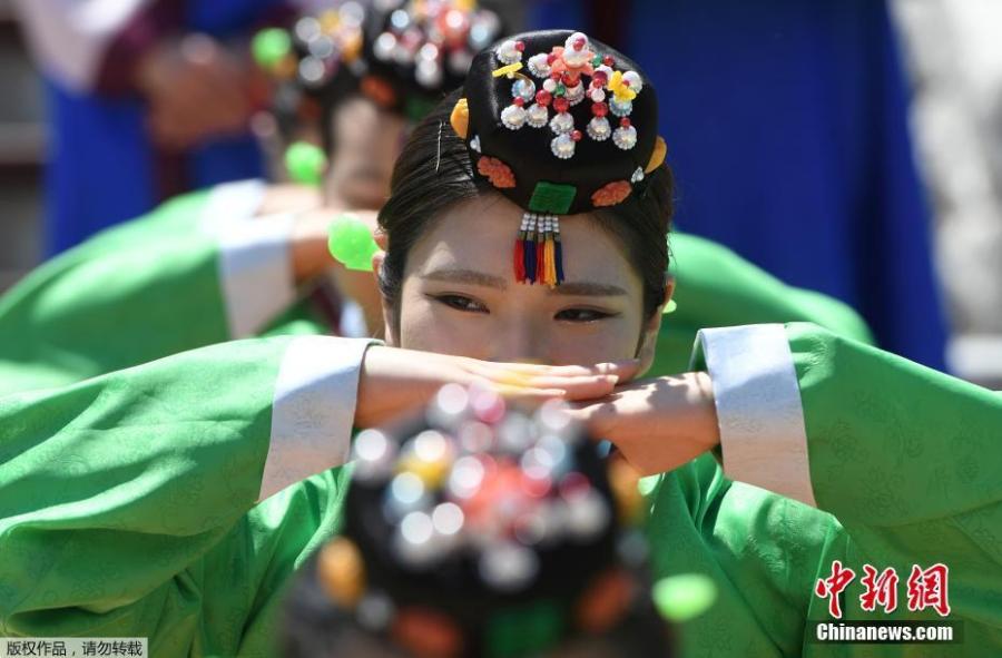 South Korean students attend a traditional coming-of-age ceremony in Seoul, May 21, 2018. Every year on the third Monday in May, South Koreans celebrate the coming-of-age ceremony for young men and women. (Photo/Agencies)