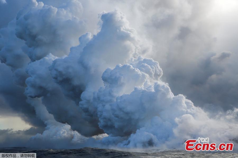 Deadly acid cloud rises over Hawaii as lava streams into ocean (1/4)