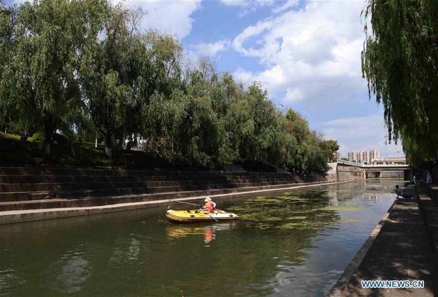 A worker cleans wastes on the Xiaoxiang River in Qujing, southwest China\'s Yunnan Province, May 21, 2018. Measures have been taken to protect the water of the Xiaoxiang River in recent years. (Xinhua/Yang Zongyou)