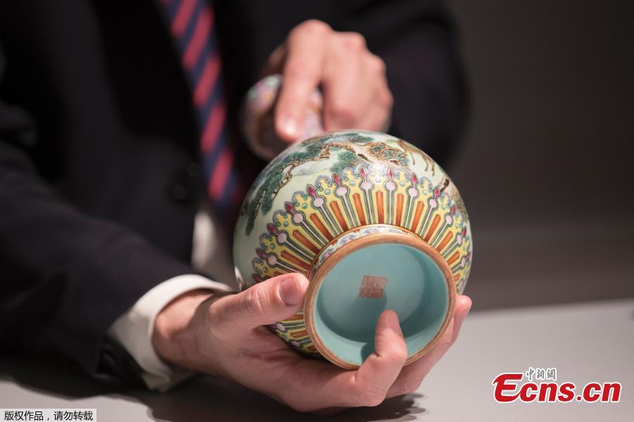 A rare Imperial Qianlong (18th century) porcelain vase is displayed at Sotheby\'s auction company in Paris, on May 22, 2018. The vase, which was stored in a shoebox in an attic for decades, will be sold at Sotheby\'s Paris on June. (Photo/Agencies)