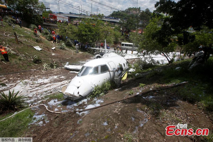 A Gulfstream G200 aircraft is seen after it skidded off the runway during landing at Toncontin International Airport in Tegucigalpa, Honduras, May 22, 2018. At least six passengers were injured. (Photo/Agencies)