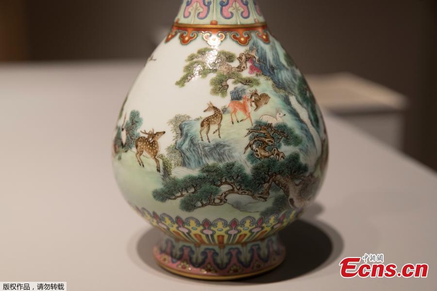 A rare Imperial Qianlong porcelain vase (18th century) is displayed at Sotheby\'s auction company in Paris, on May 22, 2018. The vase, which was stored in a shoebox in an attic for decades, will be sold at Sotheby\'s Paris on June. (Photo/Agencies)