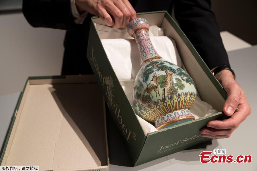 A rare Imperial Qianlong porcelain vase (18th century) is displayed at Sotheby\'s auction company in Paris, on May 22, 2018. The vase, which was stored in a shoebox in an attic for decades, will be sold at Sotheby\'s Paris on June. (Photo/Agencies)