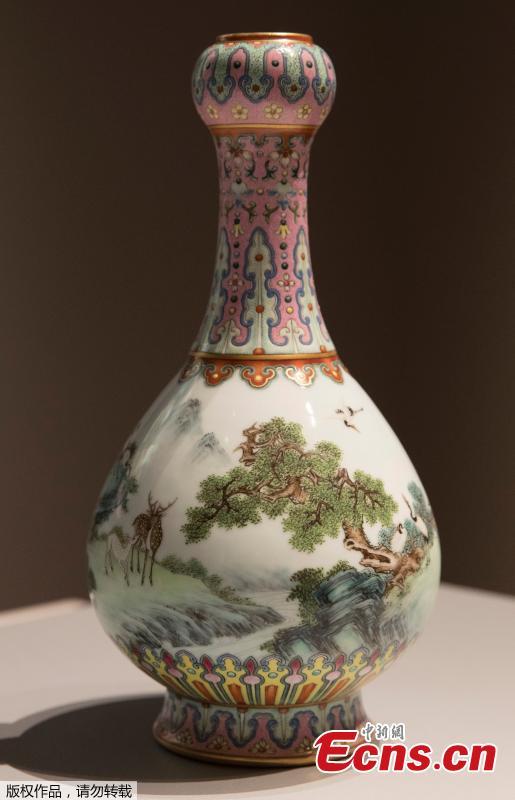 A rare Imperial Qianlong porcelain vase (18th century) is displayed at Sotheby\'s auction company in Paris, on May 22, 2018. The vase, which was stored in a shoebox in an attic for decades, will be sold at Sotheby\'s Paris on June. (Photo/Agencies)
