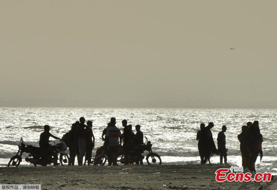 Residents gather at Clifton beach during a heat wave in Karachi, Pakistan, May 21, 2018. The Meteorological Department has issued a heat-wave alert for three days. (Photo/Agencies)