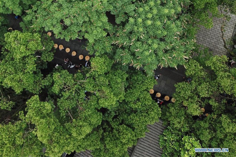 Monks holding bowls receive donation from residents and tourists in Hangzhou, capital of east China\'s Zhejiang Province, on May 22, 2018. Altogether 1,000 monks in Hangzhou participated in a traditional mendicants\' walk on Tuesday to walk from Faxi Temple to Lingyin Temple for charity. All the donation received along the way will be donated to charity.(Xinhua/Huang Zongzhi)