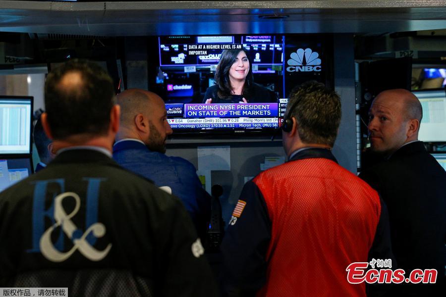 Traders watch as NYSE Chief Operating Officer Stacey Cunningham, who will be the New York Stock Exchange\'s (NYSE) first female president, speaks during an interview with CNBC in New York, U.S., May 22, 2018. For the first time in its 226-year history, the New York Stock Exchange has a woman president. Stacey Cunningham, who is currently the NYSE’s chief operating officer, will become the exchange’s 67th president as of Friday.(Photo/Agencies)