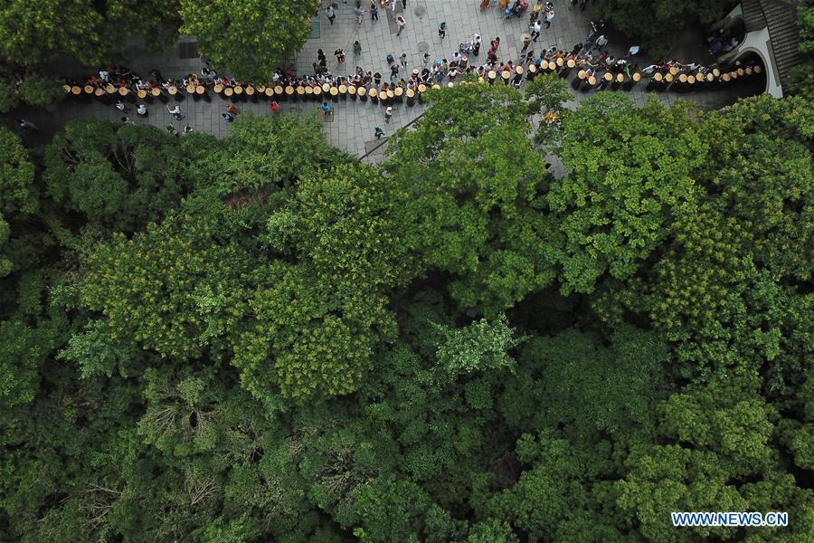 Monks holding bowls receive donation from residents and tourists in Hangzhou, capital of east China\'s Zhejiang Province, on May 22, 2018. Altogether 1,000 monks in Hangzhou participated in a traditional mendicants\' walk on Tuesday to walk from Faxi Temple to Lingyin Temple for charity. All the donation received along the way will be donated to charity.(Xinhua/Huang Zongzhi)