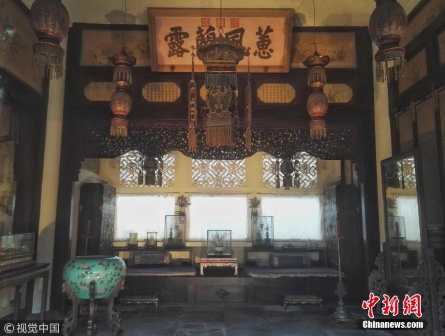 A new lighting system is in use at the Palace of Gathered Elegance (Chuxiu gong) in the Palace Museum in Beijing. Chuxiu gong is located in the northeast of the Six Western Palaces. Notable among the consorts who lived here throughout the Ming (1368-1644) and Qing (1644-1911) dynasties was the Empress Dowager Cixi. She lived here when she was young as Consort Yi. In the rear hall, she gave birth to Zaichun, the only son of the Xianfeng Emperor and who became the Tongzhi Emperor. Walls of the roofed corridors in the courtyard have inscriptions written by the courtiers for her fiftieth birthday in 1884. The new lighting system, which is not a fire risk, is said to be enhancing visitor experiences. (Photo/VCG)