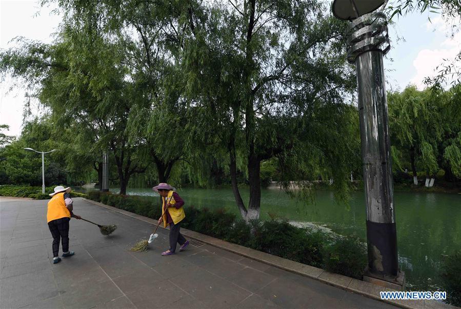Workers clean wastes on the bank of the Xiaoxiang River in Qujing, southwest China\'s Yunnan Province, May 21, 2018. Measures have been taken to protect the water of the Xiaoxiang River in recent years. (Xinhua/Yang Zongyou)