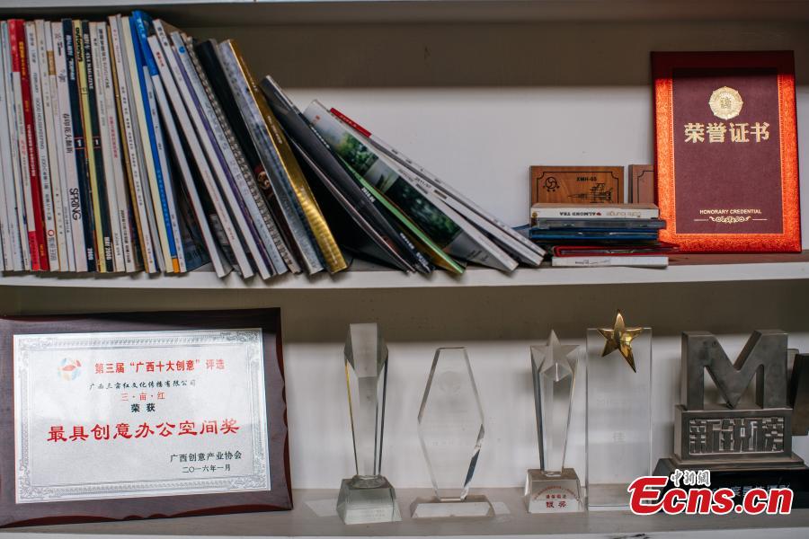 A startup located in a former factory space has won many awards for their video and music productions in Nanning City, South China’s Guangxi Zhuang Autonomous Region. Xu Xiaomao, Ouyang Dinghua and Wei Ning rented the space in April 2015 and renovated it for their startup in video and music production. The closed tractor factory was built in 1956 of the former Soviet style. (Photo: China News Service/Liu Yujun)