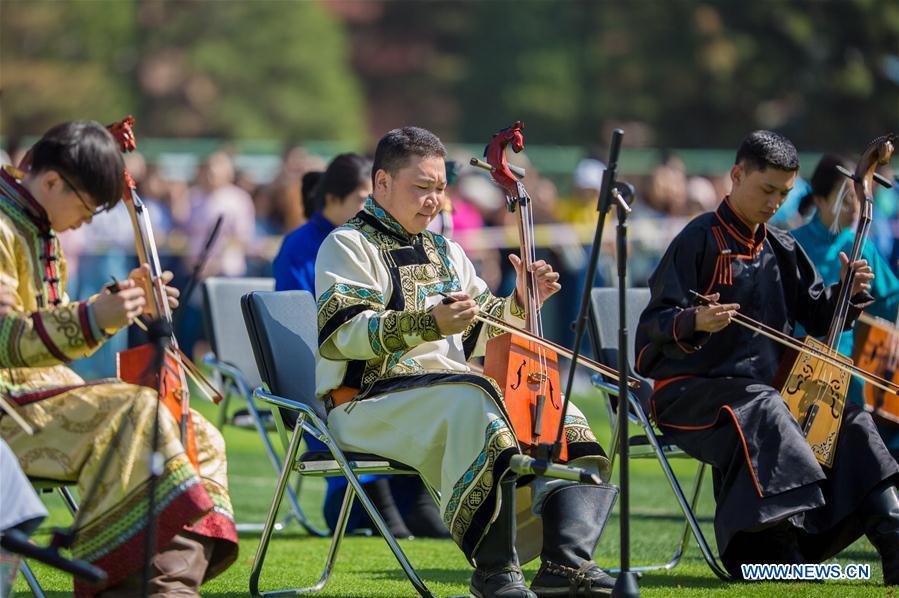 Students of Hohhot Minzu College play Matou fiddles at a Nadam fair of the school in Hohhot, north China\'s Inner Mongolia Autonomous Region, May 23, 2018. (Xinhua/Ding Genhou)