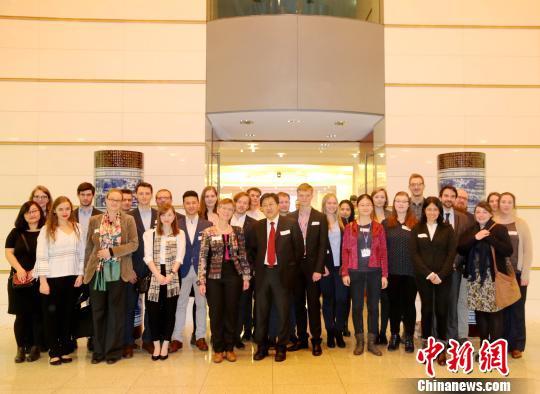 Students from China and Germany pose for a photo. (Photo/China News Service)
Education
China started to send students to Germany in 1974.
The Goethe-Institute is Germany’s worldwide cultural institute. Established in 1988, its Beijing branch was the earliest overseas cultural organization in China.
The two countries signed a mutual recognition agreement on higher education qualifications in April, 2002, the first of its kind signed by China and a developed western country.
Germany is also China’s biggest partner in vocational education cooperation.
By the end of March 2018, there were 19 Confucius Institutes and six Confucius Classrooms in Germany.