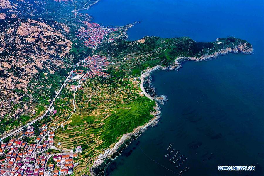 Aerial photo taken on May 19, 2018 shows a scene of Diaolongzui Village at the foot of the Laoshan Mountain in Qingdao, east China\'s Shandong Province. (Xinhua/Guo Xulei)