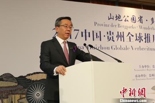 Vice governor of Guizhou Province promotes local tourism in Berlin. (Photo/China News Service)
Tourism
First Chinese tour groups set off for Germany in February 2003.
In 2017, 635,500 Germans visited China, up 1 percent compared to the year before. Germany is China’s largest source of travelers from Europe.
In 2017, 743,300 Chinese mainland residents chose Germany as their first stop abroad, up 12.3 percent year-on-year.