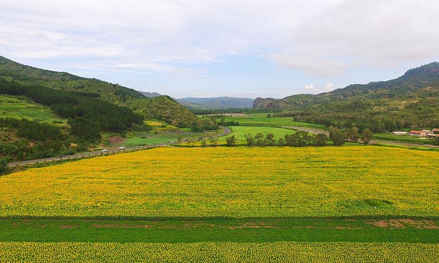 Check out the spectacular views along a 180-kilometer road in Chengde, North China\'s Hebei Province. Named \