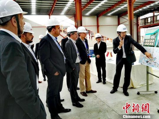 Investment
Guests from Germany visit a Chinese factory. (Photo/China News Service)
Germany is Europe’s biggest investor in China. By the end of 2017, Germany directly invested in 9,781 projects in China, and the German side invested $29.72 billion in areas such as automobile, chemical industry, power generation equipment, transportation, steel, communication, etc.
According to China’s Ministry of Commerce, China has invested over $10.12 billion in Germany’s non-financial projects by the end of 2017. In 2017, China’s non-financial direct investment to Germany rose $2.28 billion.