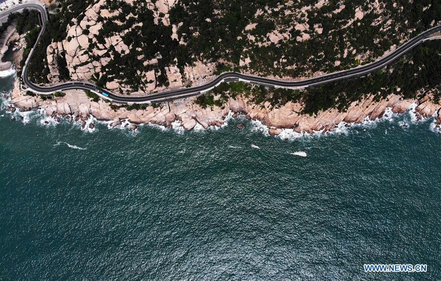 Aerial photo taken on May 21, 2018 shows a coastal road of the Laoshan Mountain in Qingdao, east China\'s Shandong Province. (Xinhua/Li Ziheng)