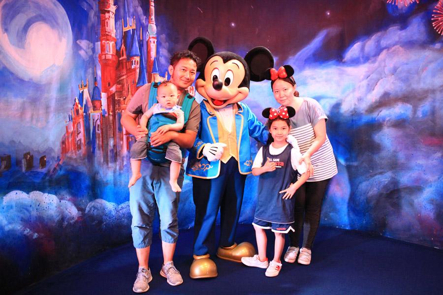 In 2018, in Shanghai Disneyland. (Photo provided to chinadaily.com.cn)
Xu Guangda and his wife Ma Hui have completed their self-driving tour of 34 countries with their 7-year-old daughter in the past five years.
In order to realize his dream of cycling to Tibet, Xu, 36, quit his job in a State-owned enterprise in Qitaihe, Heilongjiang Province, in 2011.
\