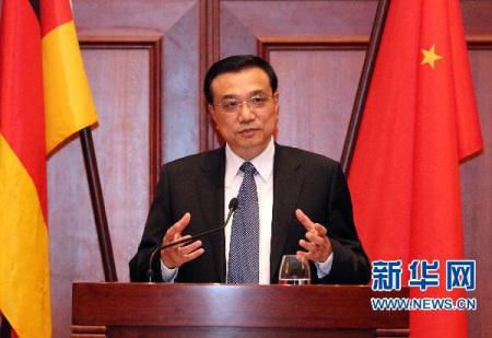 Premier Li Keqiang makes speech at a dinner for Chinese and German business people in Berlin. (File photo/China News Service)
Financial cooperation
Five major Chinese banks, including the Bank of China and the Agricultural Bank of China, have established 12 branches in Germany. The People’s Bank of China has also set up an office in Germany.
China decided to grant Germany an annual quota of 80 billion yuan ($12.6 billion) to invest on the Chinese mainland along with the status of Renminbi Qualified Foreign Institutional Investor (RQFII) during Merkel’s visit to China in July 2014.